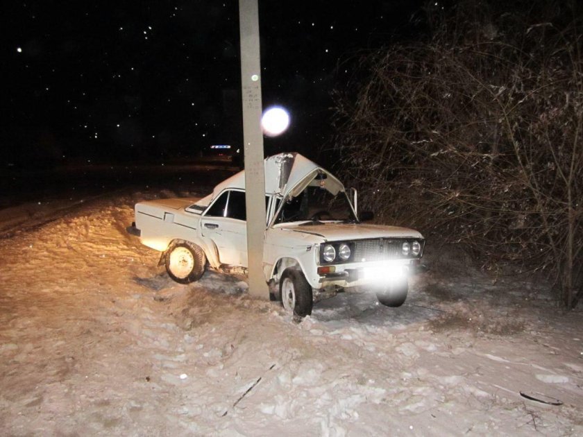 ВАЗ 2106 В кювете зимой ночью