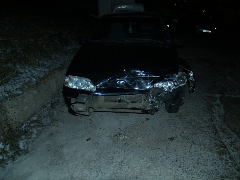 Черная ВАЗ 2113 Разбитая ночью