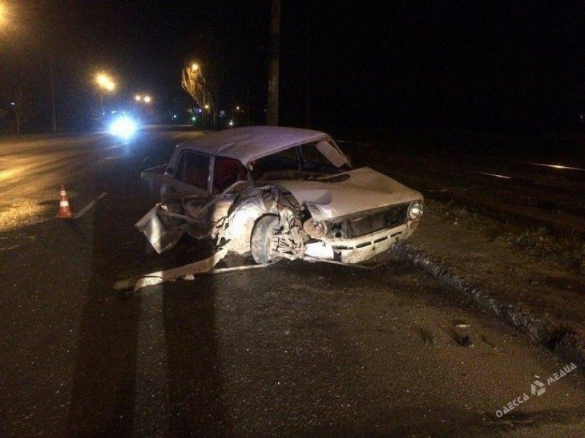 Сломанная машина на трассе ночью