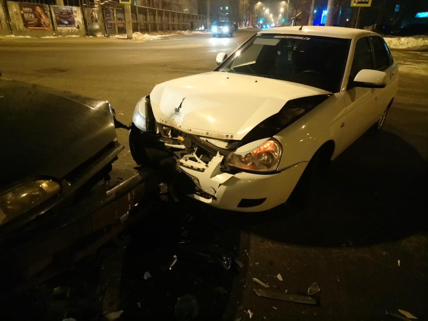 Белая Приора седан авария
