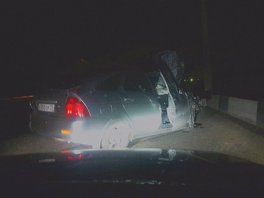 Разбитая Приора ночью на трассе