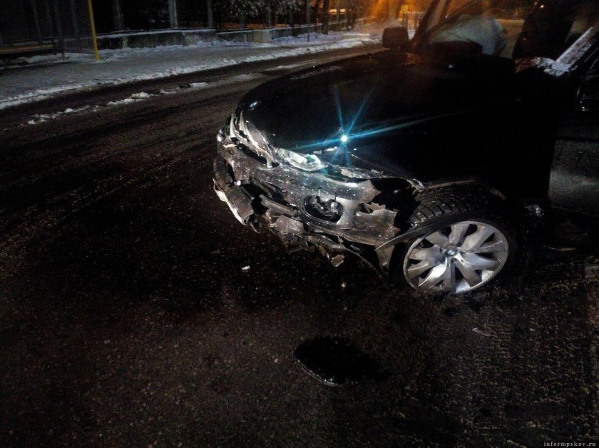Разбитая БМВ зимой ночью