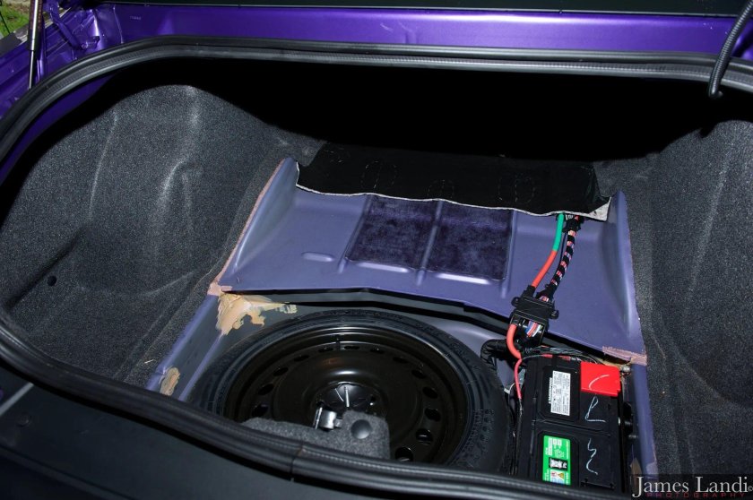 Сабвуфер в Додж Челленджер