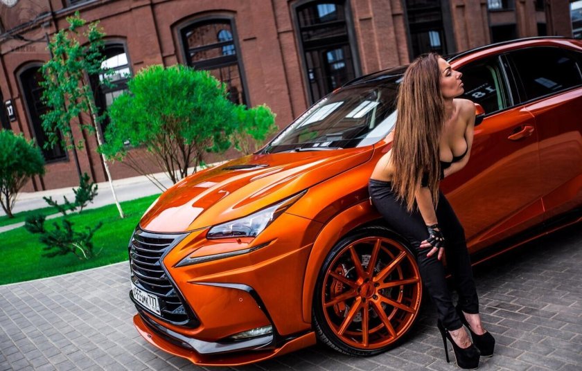 Грудь в машине