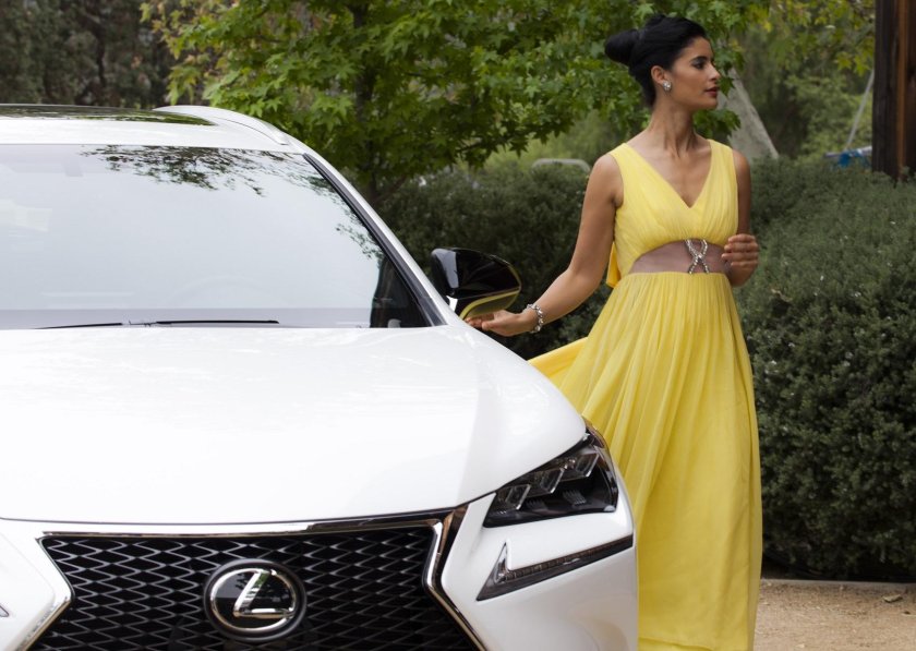 Женщина в Лексусе