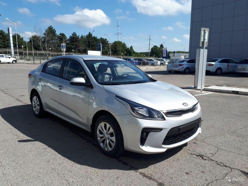 Kia Rio 2022 серебристая