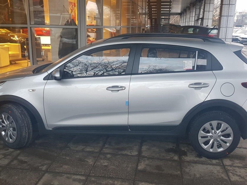 Sleek Silver Kia Rio x-line