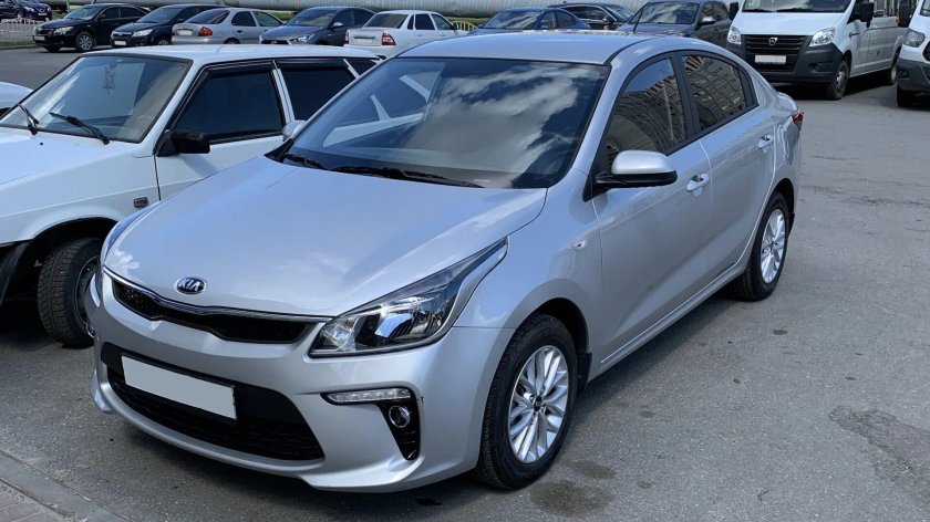 Sleek Silver Kia Rio