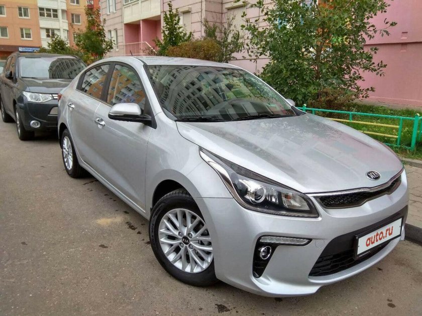 Sleek Silver Kia Rio