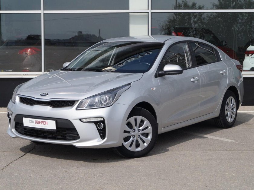 Sleek Silver Kia Rio