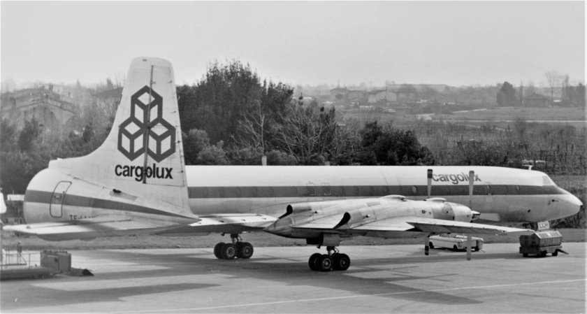 Самолет CL-44