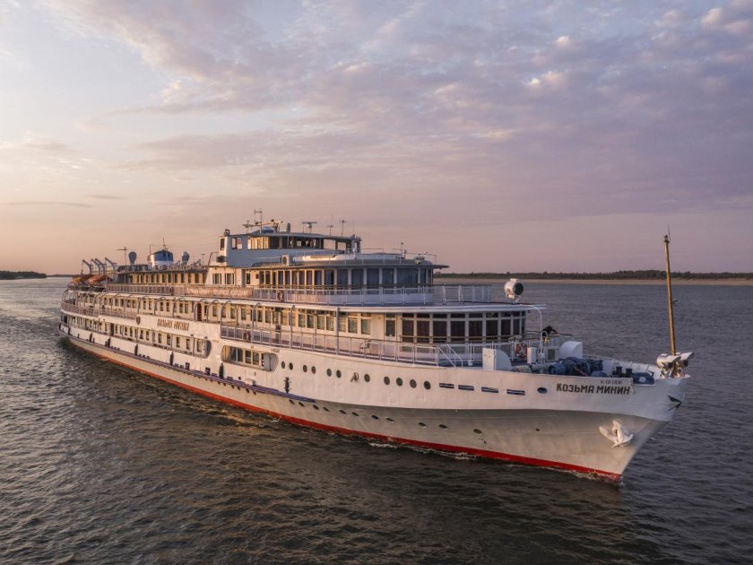 Теплоход Козьма Минин