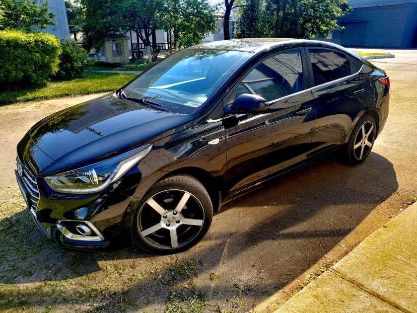 Черный.Hyundai.Solaris r17