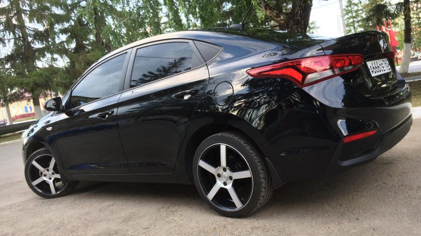 Черный.Hyundai.Solaris r17