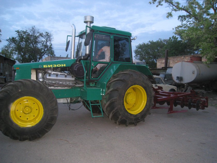 Трактор Бизон 4х4