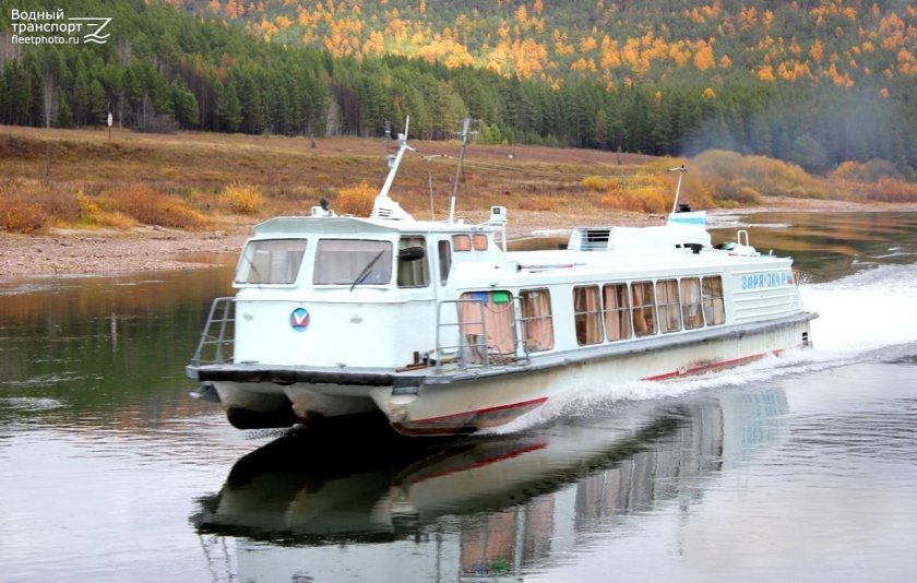 Теплоход Заря река Лена