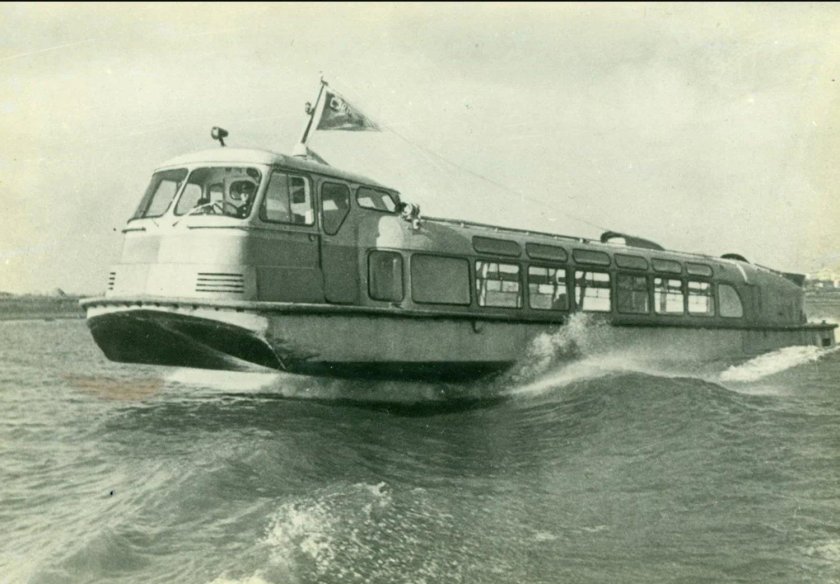 Теплоход Заря 946