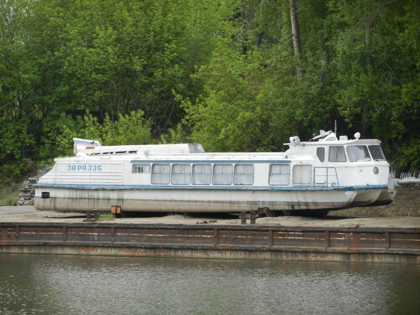 Речной теплоход Заря