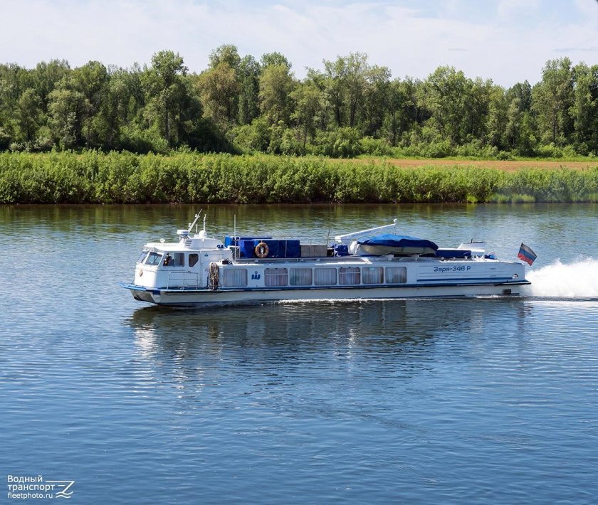 Теплоход глиссер Заря