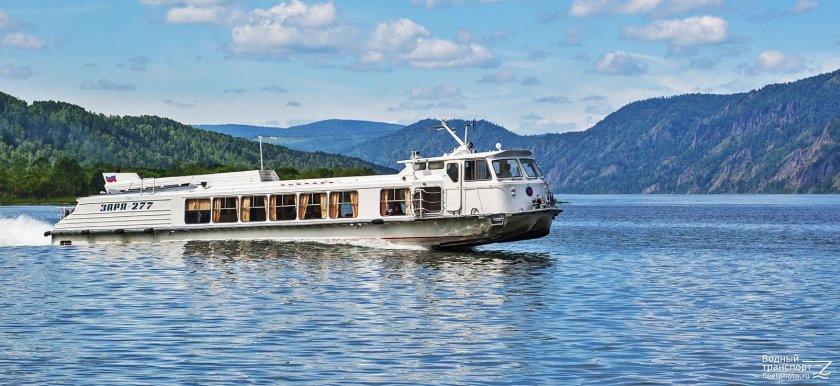 Речной теплоход Заря