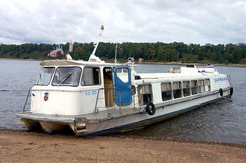 Речной катер Заря