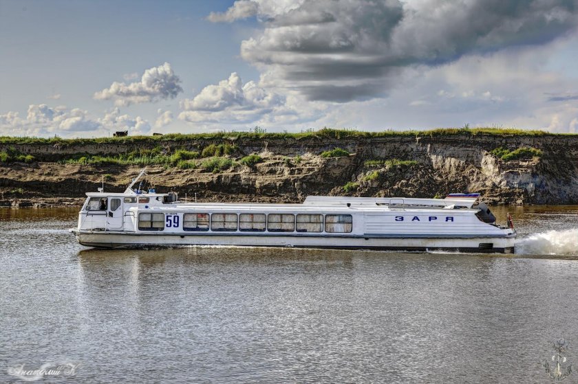 Теплоход Заря