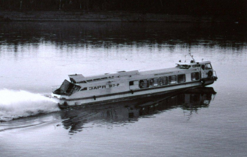 Речной теплоход Заря