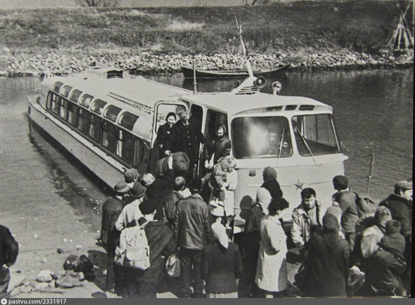 Теплоход Заря