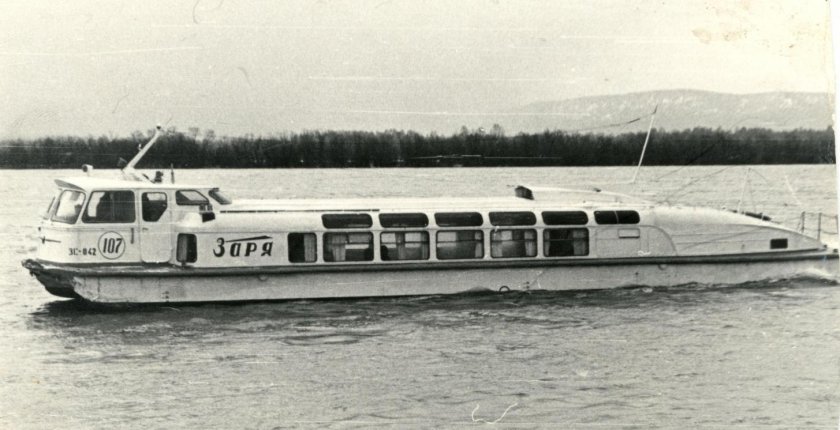 Теплоход глиссер Заря