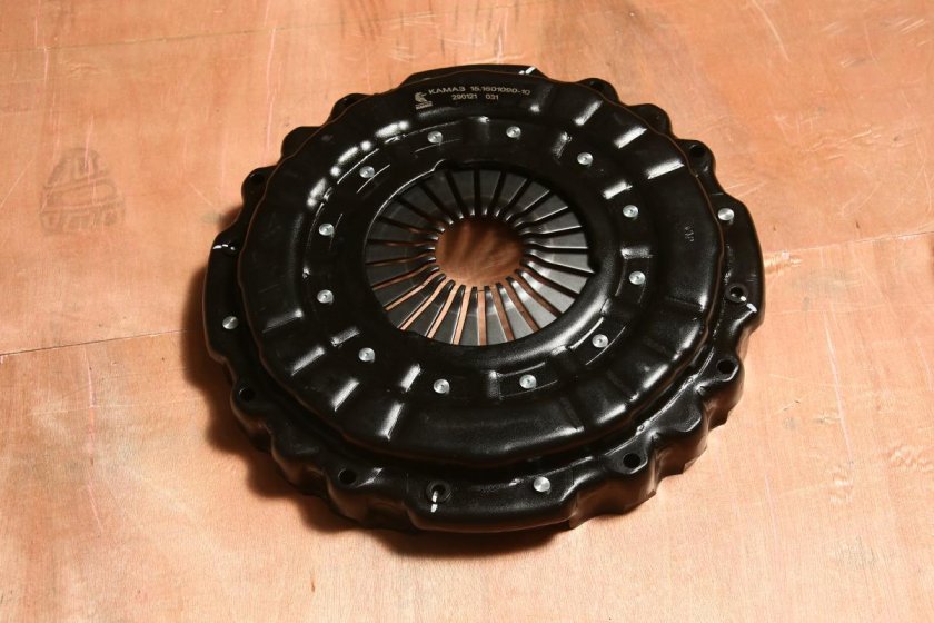 Диск сцепления нажимной с кожухом в сборе 323 482 000 412