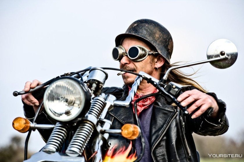 Байкер в очках