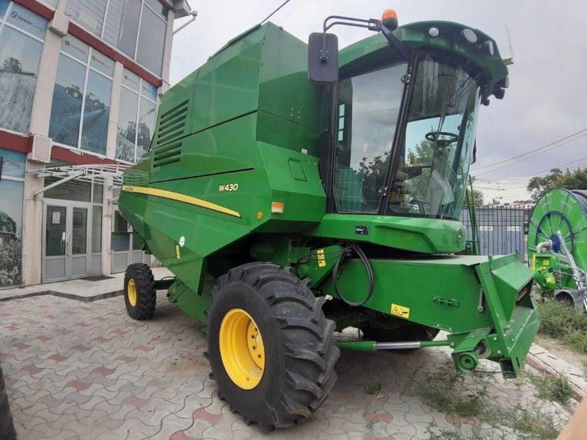 John Deere трактор