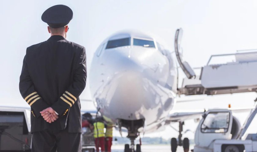 Фото идущий летчик