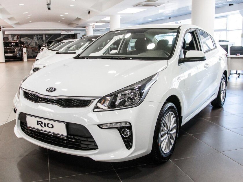 Киа Рио белая 2018 года