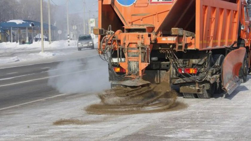 Дороги посыпают песком