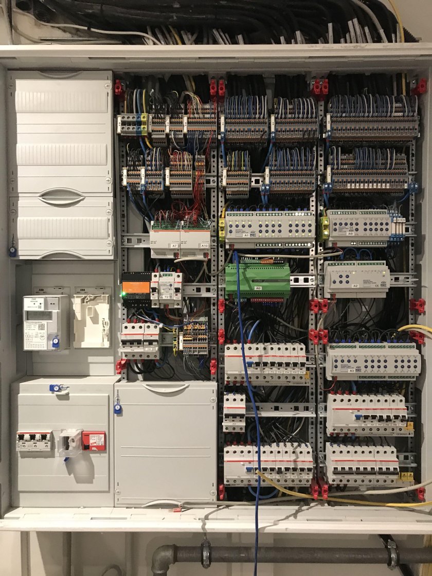 Шкаф умного дома