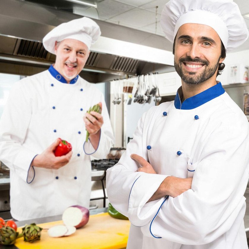 Повар на кухне