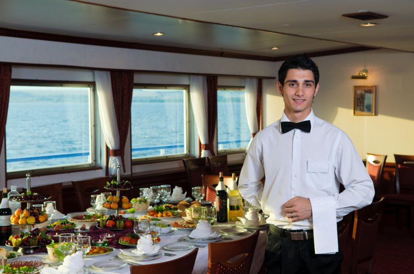 Официант на круизном лайнере