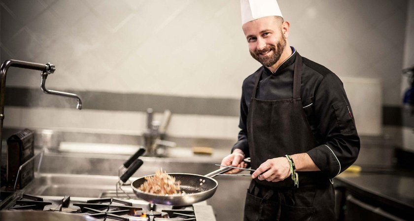 Повар на кухне