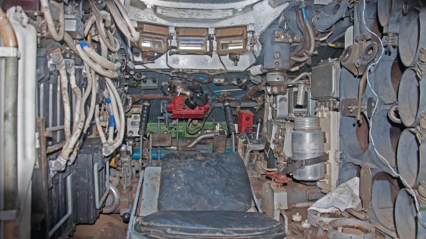 Кабина механика водителя танка т-80