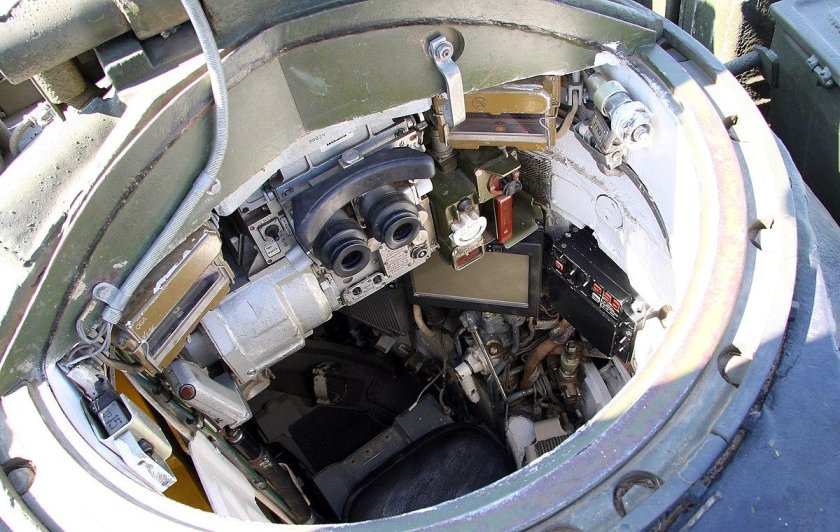 Т80 люк у механика водителя