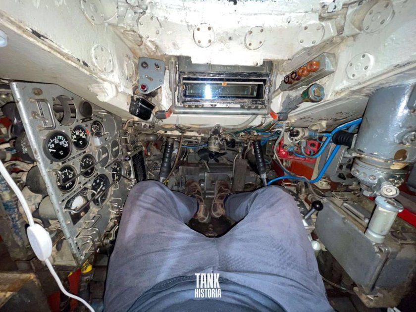 Место мехвода т-72