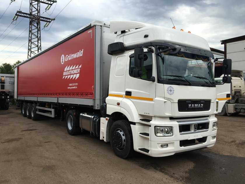 КАМАЗ 5490 красный с полуприцепом