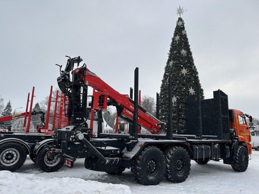 КАМАЗ С лесом