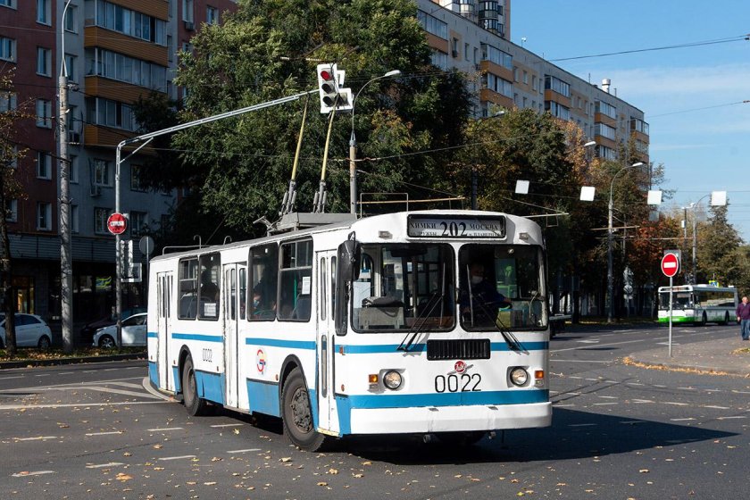 Троллейбус ЗИУ 682
