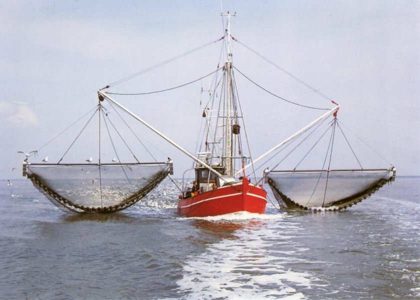 Корабль рыболовный траулер