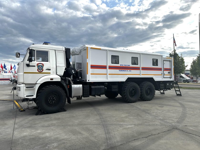 Мобильный комплекс управления с прицепом МЧС на шасси КАМАЗ 43118