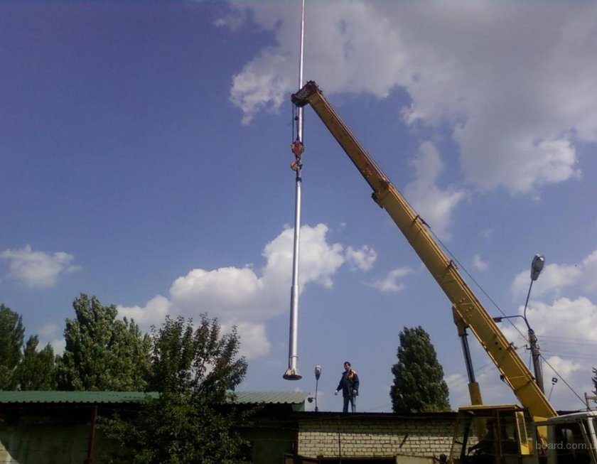 Монтаж столбов освещения