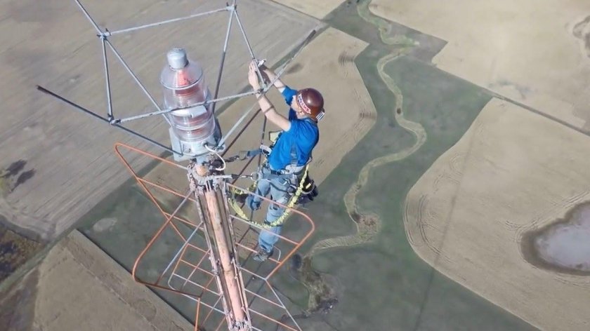 Самая высокая вышка на которой меняют лампочку