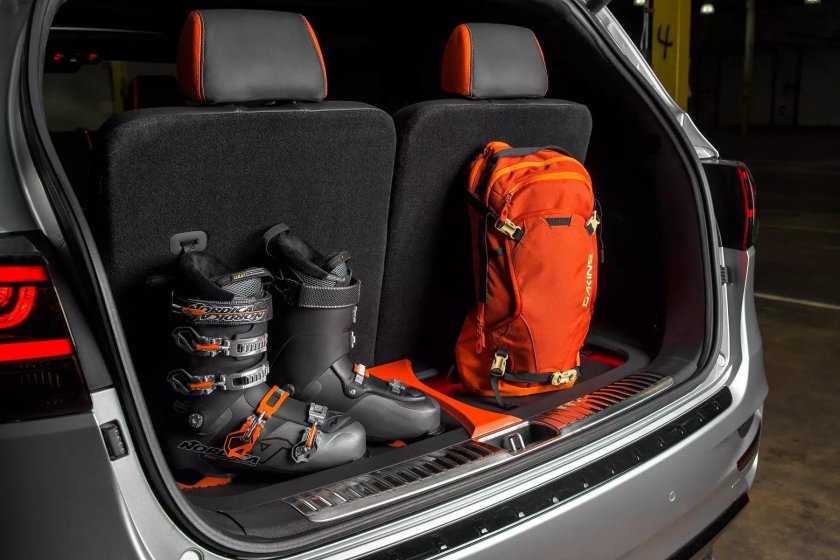 Kia Sorento багажник с лыжами